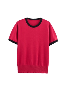 Haut en tricot rouge à manches courtes avec bords contrastés noirs et col rond élégant
