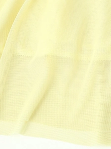 Schickes hellgelbes trägerloses Maxikleid aus Mesh mit fließender transparenter Textur