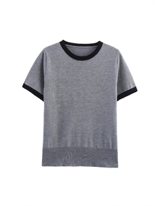 T-shirt en maille grise à manches courtes avec col rond contrasté noir et ourlet