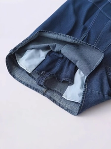 Combishort en jean bleu foncé avec doublure short intérieure et coutures de qualité