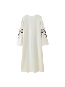 Elegantes cremefarbenes Langarm-Maxikleid mit Drachenstickerei an den Ärmeln
