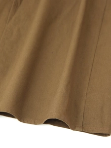 Détail macro du tissu marron respirant en mélange coton-lin avec texture croisée