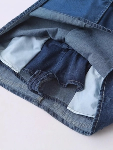 Vue détaillée de la jupe-short en jean bleu foncé montrant la doublure de protection