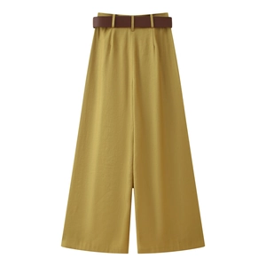 Dettaglio di pantaloni a vita alta color zenzero a gamba larga con cintura marrone scuro