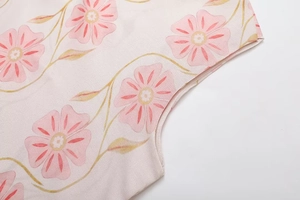 Detailaufnahme von rosa Blumendruck auf Stoff mit natürlicher Baumwoll-Leinen-Textur