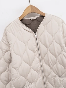 Giacca trapuntata beige da donna con scollo a V e fodera a contrasto marrone scuro