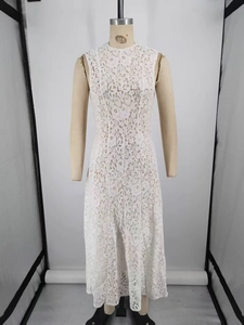 Vue détaillée de la broderie en dentelle florale blanche et du design sans manches