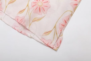 Nahaufnahme von Blumenprint-Leinenstoff mit Saumstich und Seitenschlitz-Detail