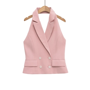 Détail du gilet dos nu rose avec boutons à double boutonnage et col à revers chic