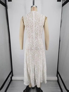 Vue arrière d'une robe maxi sans manches en dentelle blanche avec détails floraux crochetés