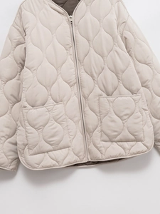 Giacca leggera trapuntata beige con motivo a rombi e grandi tasche per donna