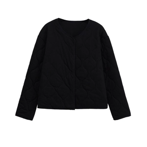Détail de la veste matelassée noire en coton avec motif à vagues et col rond sans col