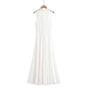 Élégante robe longue évasée en dentelle blanche sans manches avec motifs floraux et col haut