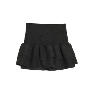 Détail de la taille haute froncée noire et des volants superposés sur la mini-jupe