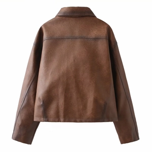 Vista dettagliata del retro di una giacca vintage in pelle PU marrone con cuciture orizzontali