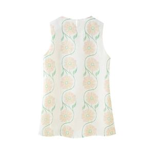 Detailansicht des Rückenknopfs und Tropfenausschnitts am floralen Sommerkleid