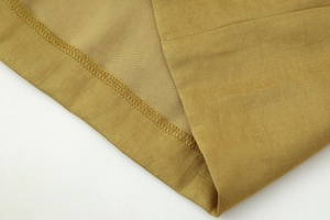 Dettaglio macro del tessuto twill kaki con cuciture precise e rifiniture interne
