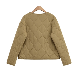 Détail de la veste matelassée légère vert olive avec motif de surpiqûres en oignon