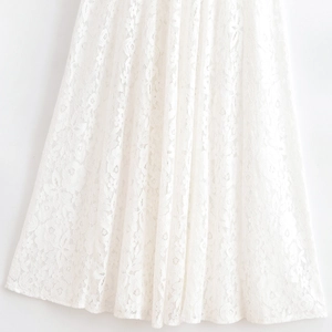 Robe d'été trapèze sans manches en dentelle blanche avec texture florale ajourée élégante