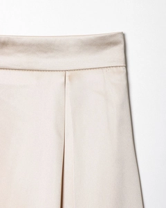 Vue détaillée de la jupe en satin champagne à taille haute avec plis et coutures fines
