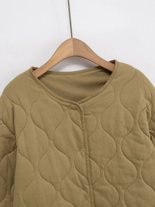 Veste matelassée en coton vert olive avec coutures ondulées et col rond simple