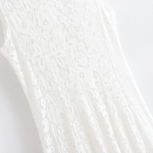 Gros plan détaillé sur le tissu en dentelle crochetée blanche avec texture florale