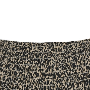 Détail du tissu à motif léopard avec fronces élastiques et coutures précises sur la jupe