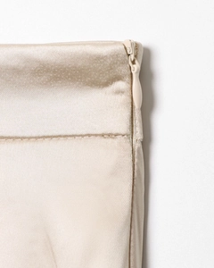 Détail de la jupe en satin champagne avec fermeture à glissière invisible de haute qualité