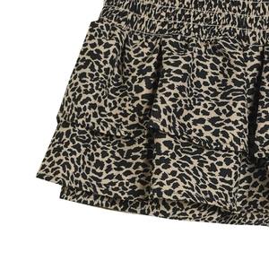 Détail de la jupe à volants léopard à trois épaisseurs avec taille élastique et texture