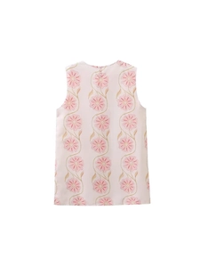 Ärmelloses rosa Sommerkleid mit Blumenmuster und rückseitigem Knopfverschluss auf weißem Grund