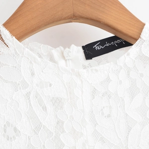 Détail du tissu en dentelle florale blanche avec fermeture éclair invisible au dos
