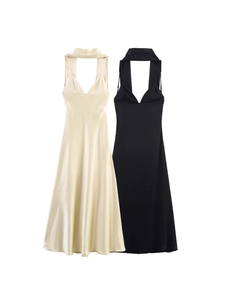 Elegantes rückenfreies Satin-Halterkleid mit V-Ausschnitt und fließender Silhouette