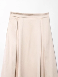 Jupe mi-longue élégante en satin champagne à taille haute avec plis et silhouette drapée