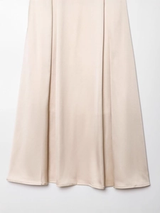 Jupe midi élégante en satin champagne à taille haute avec un drapé soyeux et fluide
