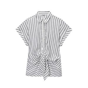 Dettaglio di camicia a righe a maniche corte con colletto a rever e nodo alla moda sull'orlo