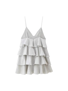 Robe courte argentée à volants superposés avec fines bretelles et décolleté en V