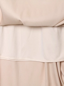 Jupe mi-longue élégante en satin rose nude, taille haute avec ourlet à double épaisseur