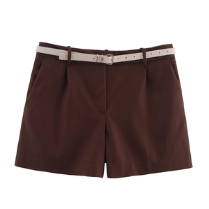 Détail de short taille haute marron foncé avec ceinture fine crème et boucle argentée