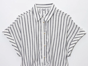 Dettaglio di una camicia a maniche corte a righe con colletto a rever e bottoni dorati