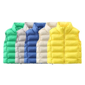 Détails des gilets matelassés légers en jaune, beige, bleu, gris et vert avec col montant