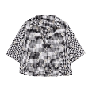 Haut à carreaux vichy noir et blanc avec broderie florale et boutons en perles