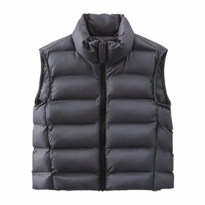 Détail du matelassage horizontal et du tissu gris foncé sur le gilet à col montant