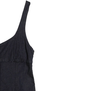 Detailansicht des Denim-Midikleids mit verdecktem Reißverschluss und gerafftem Design