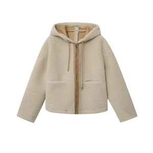 Détail d'une veste à capuche en polaire peluche crème avec zip et bordure en similicuir brun