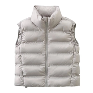 Détail d'un gilet matelassé gris clair avec col montant et fermeture éclair fluide