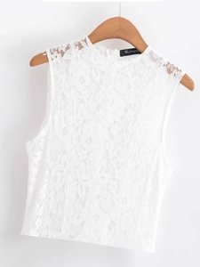 Robe trapèze élégante en dentelle blanche sans manches avec motifs floraux sur cintre
