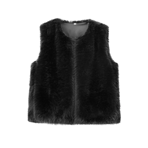 Détail d'un gilet en fausse fourrure noire montrant la texture et l'étiquette de taille S