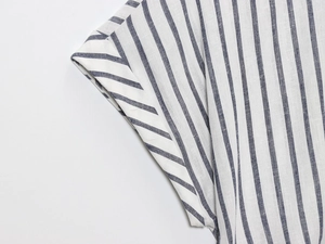 Dettaglio macro del tessuto della camicia a righe bianche e blu con trama intrecciata