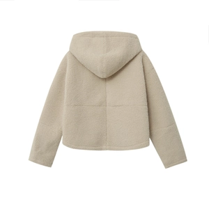Vue arrière détaillée d'une veste à capuche en polaire sherpa de couleur avoine