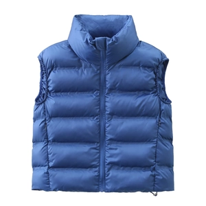 Détail d'un gilet matelassé bleu marine avec col montant et fermeture éclair fluide